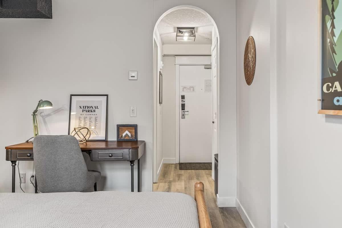 W118 New! Central Canmore- Light Industrial Hotel Room Buitenkant foto