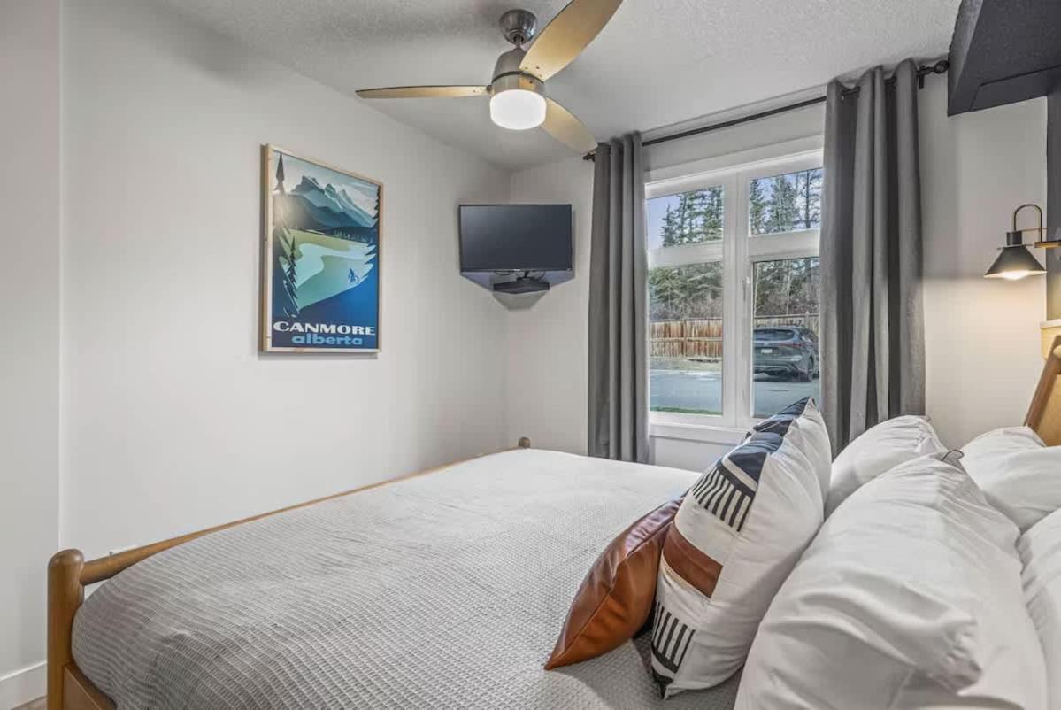 W118 New! Central Canmore- Light Industrial Hotel Room Buitenkant foto