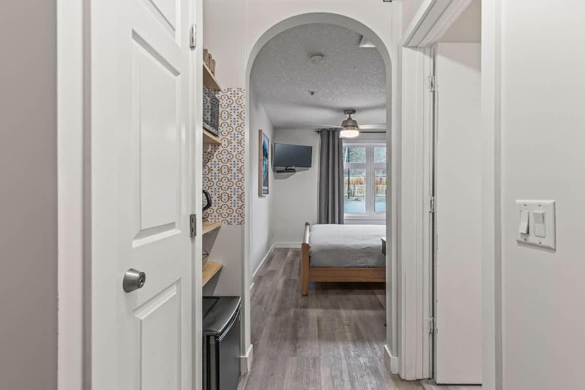 W118 New! Central Canmore- Light Industrial Hotel Room Buitenkant foto