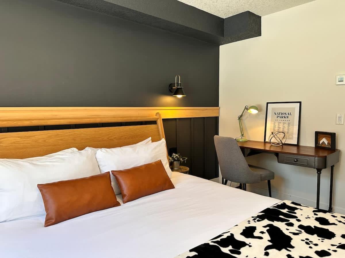 W118 New! Central Canmore- Light Industrial Hotel Room Buitenkant foto
